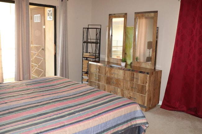 Building Photo - 87 Capri B