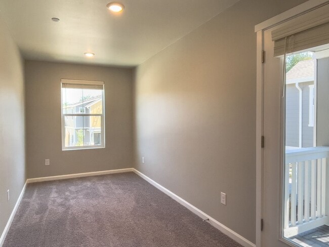 Building Photo - Beautiful 3 bdrm plus FLEX room --House 1/2 Month rent Concession!!