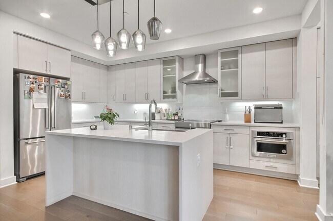 Building Photo - Stunning Modern Townhome in Sammamish!