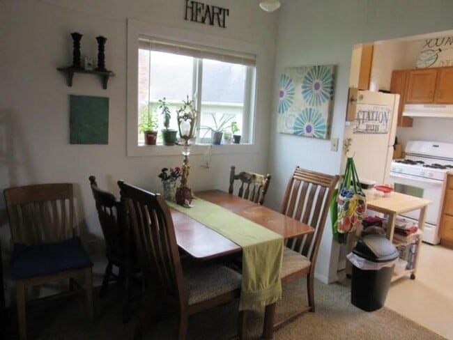 Building Photo - $1,150 | 2 Bedroom, 1 Bathroom Duplex | Pe...