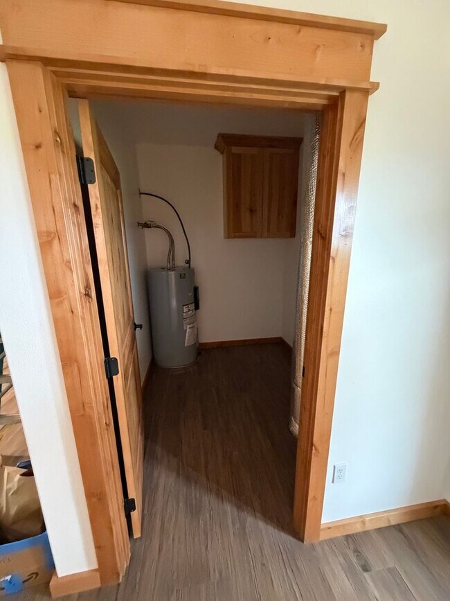 Building Photo - 3 bedroom 2 bath custom home