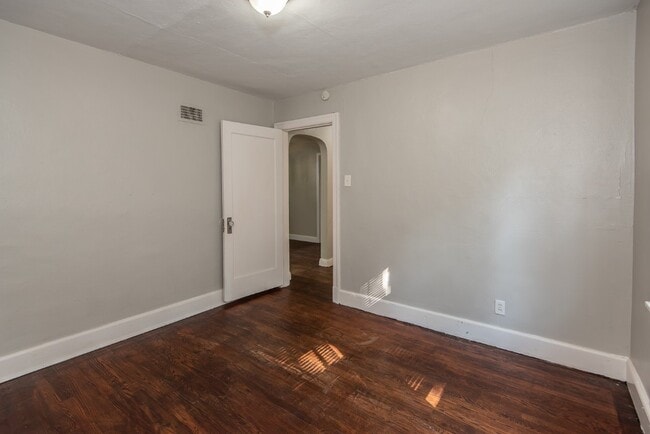 Building Photo - 320 Henquin Dr