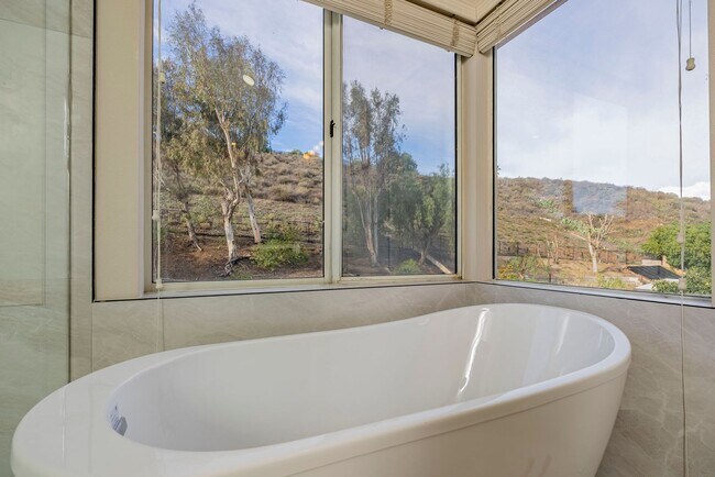 Building Photo - Fully Furnished! Prestige Luxury Single 5bed 3bath House