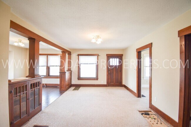 Building Photo - 2-Bedroom Farmhouse