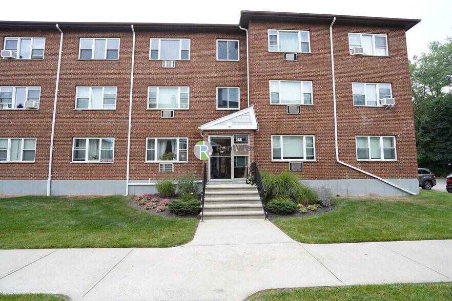 Building Photo - 971 Fellsway