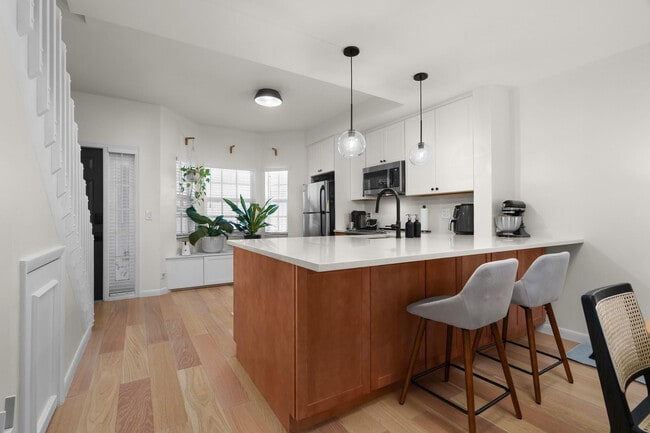 Building Photo - 1321 Bayview Dr