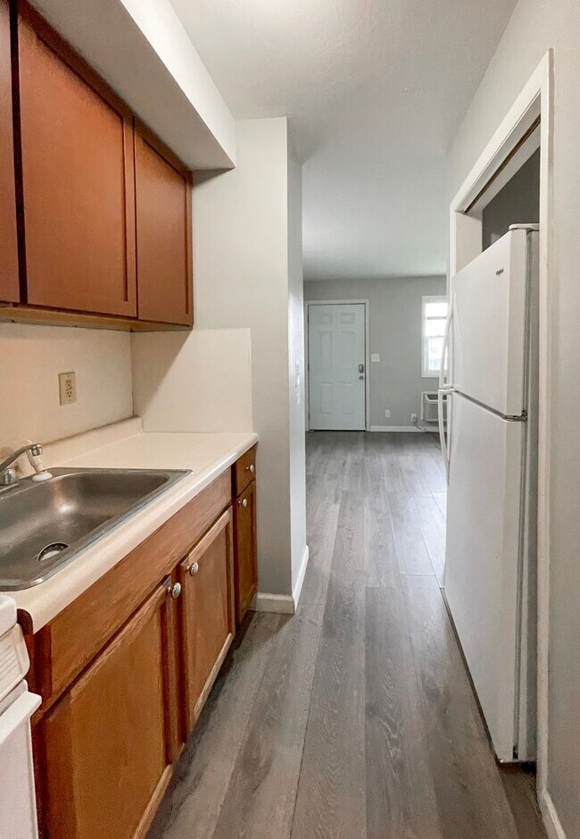Building Photo - *AVAILABLE NOW!* Cozy One Bedroom Duplex!