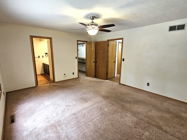 Building Photo - 11044 River Oaks Ln E