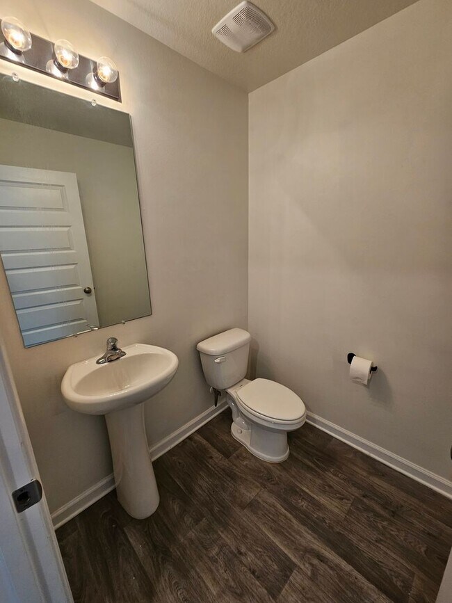 Building Photo - Spacious 4-bedroom Home in Panama City, FL - Perfect for long-term rental! *1/2 Off 1st Month's R...