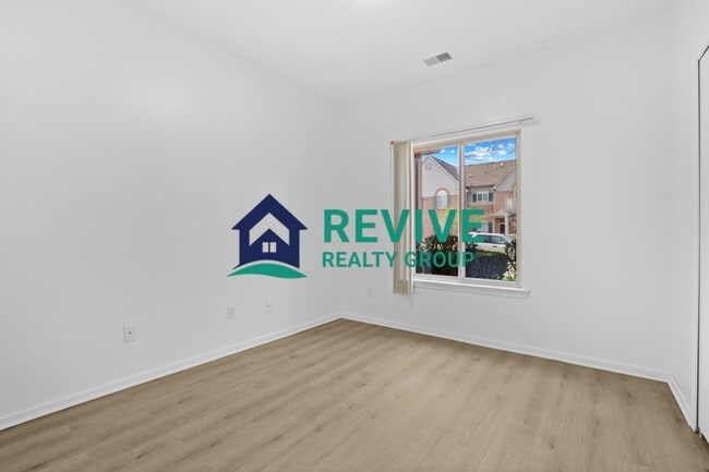 Building Photo - 15715 Parkway Ln