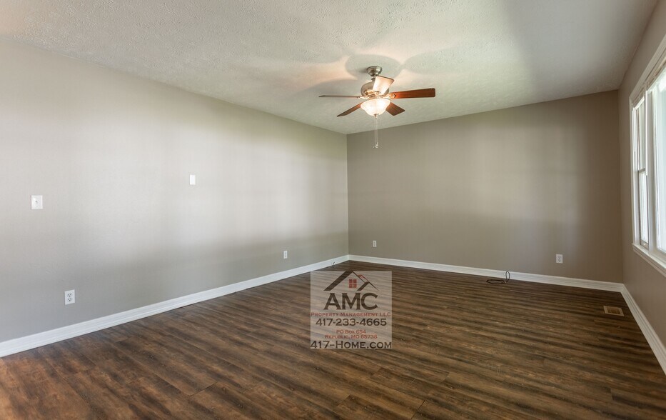 Building Photo - 1008 S Oak Ridge Dr