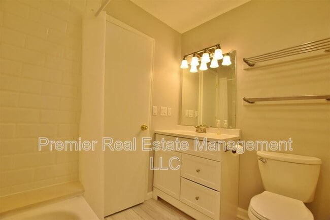 Building Photo - 335 E 7th Ave