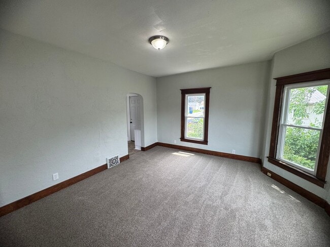 Building Photo - 2 bedroom 1 bath home in Moline