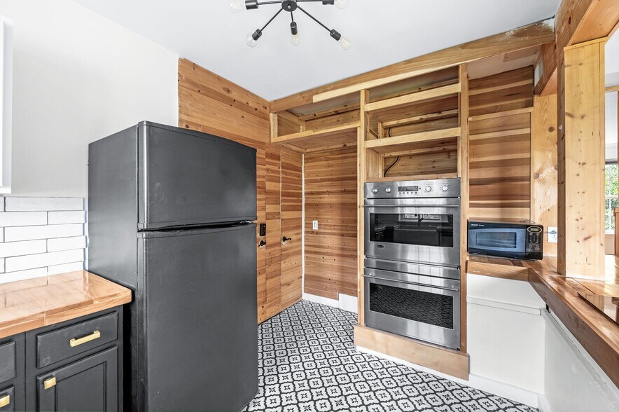 Kitchen - 1112 Clifton Ln