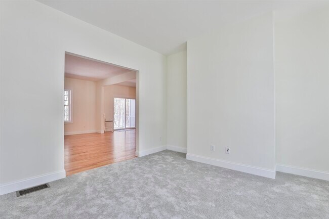 Building Photo - 22 Reeds Ferry Way