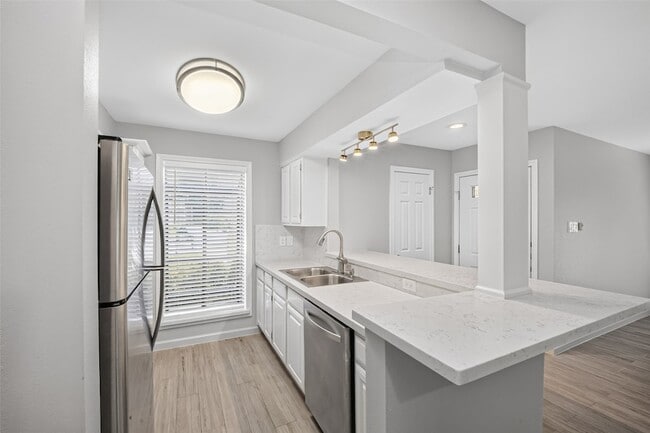 Building Photo - 1311 Antoine Dr
