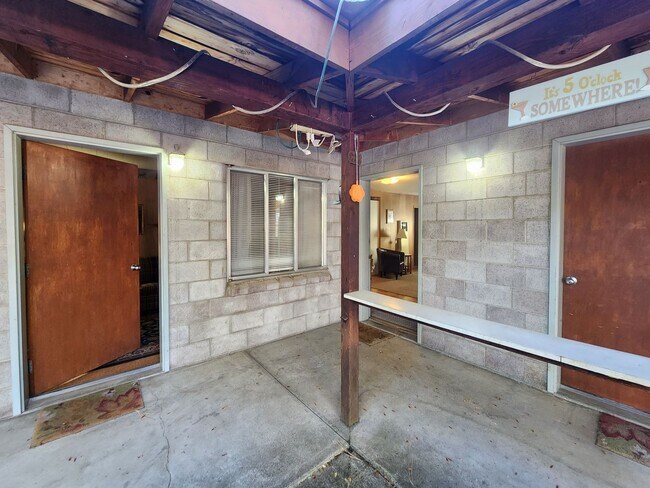 Building Photo - SKI LEASE: Close to Bus Line, Full Kitchen...