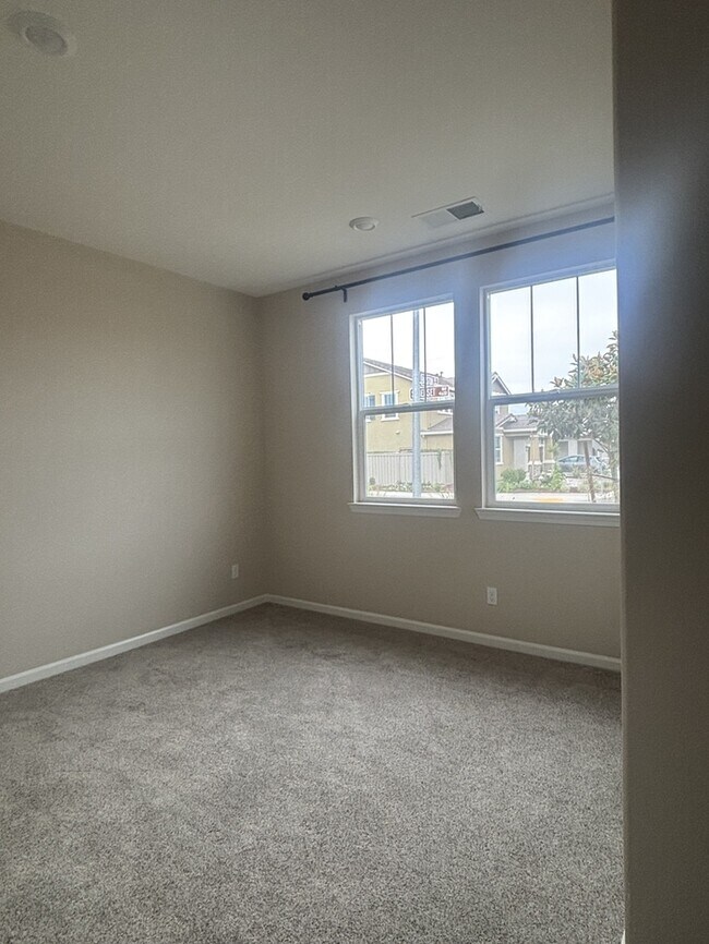 Building Photo - 608 Somerset Way