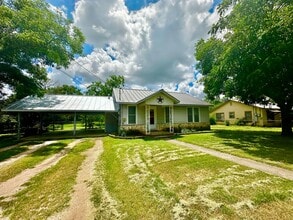 Building Photo - 3/1 with Spacious Yard