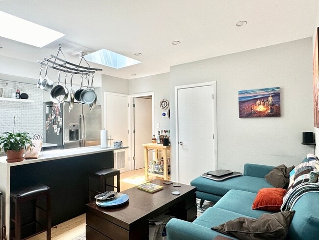 Building Photo - 2 Bedroom with Parking and Pets Welcome!