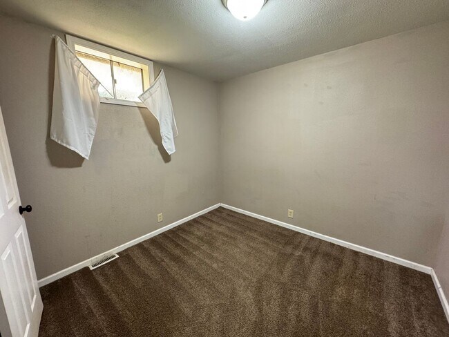 Building Photo - 230 SE 121st Rd