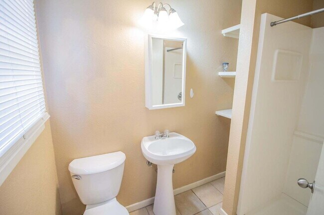 Building Photo - Inviting 3-Bedroom Home with Front Porch Available for Summer 2026 Pre-Lease