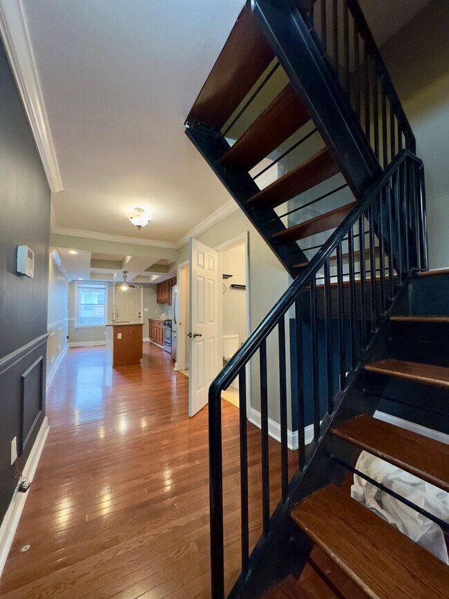 Building Photo - Charming 3-Bedroom Townhome with Modern Am...