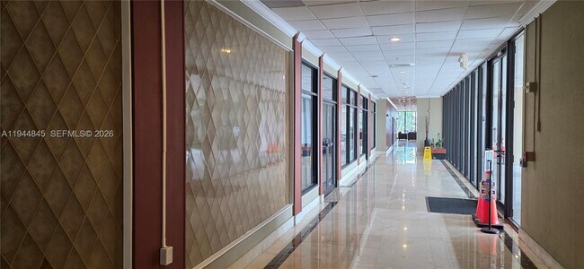 Building Photo - 400 Kings Point Dr