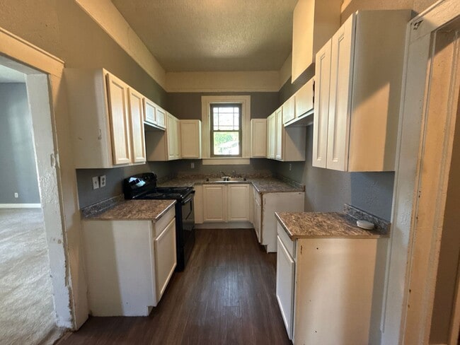 Building Photo - 3 BED, 2 BATH HOUSE.. WASHER AND DRYER CONNECTIONS. PETS ALLOWED.