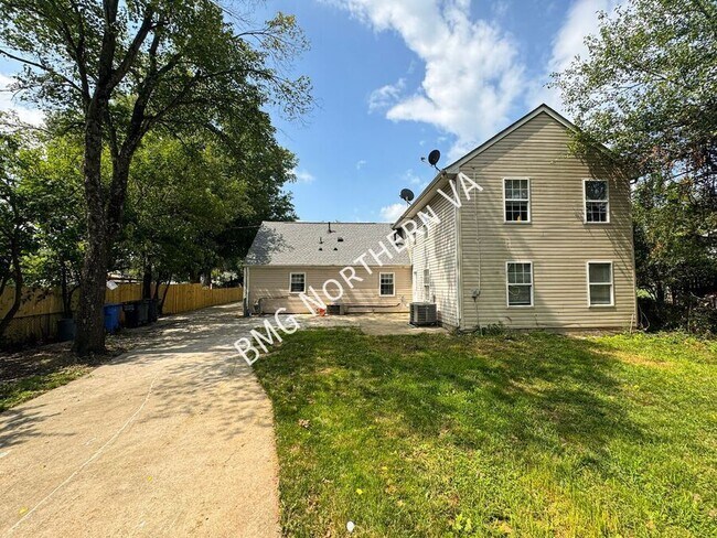 Building Photo - 158 Baker St
