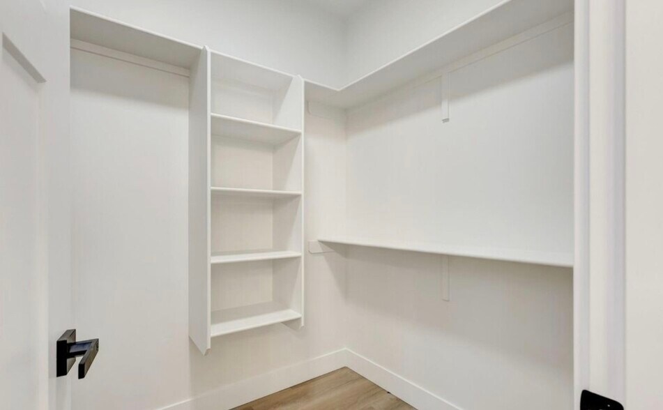 Building Photo - 2631 N Prospect Dr