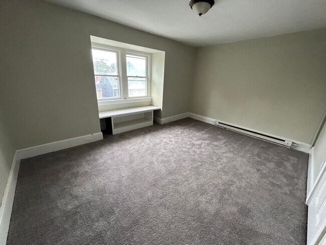 Building Photo - 512 W Orange St