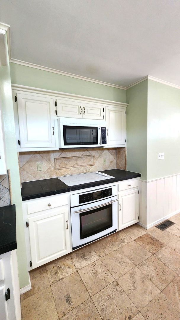 Building Photo - 3 Bed 2 Bath Townhome in Lakehurst Add NW OKC