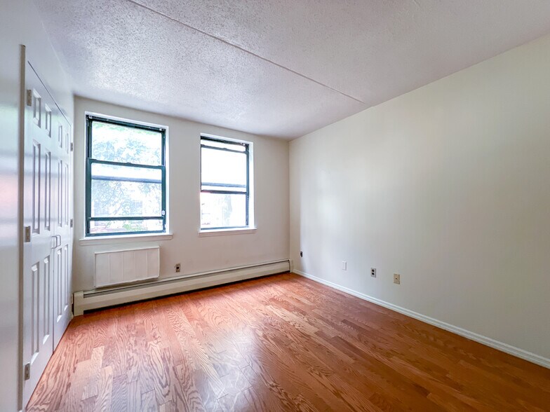 Bedroom - 233 W 121st St