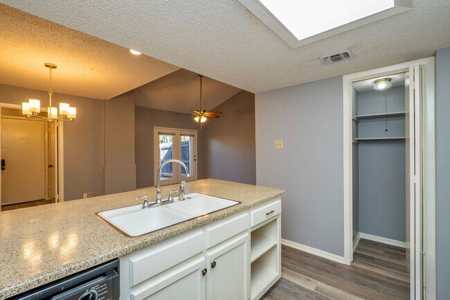 Building Photo - Fully Remodeled Townhome with Loft and Prime Location!