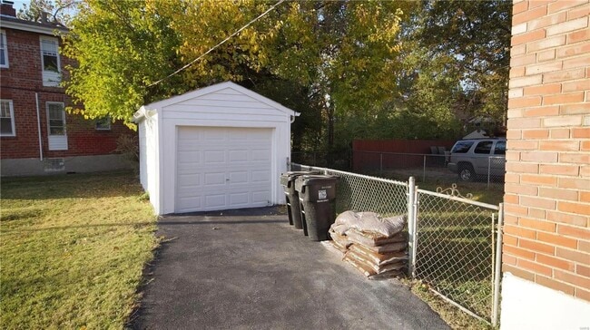 Building Photo - Charming Furnished 3 Bed 1 Bath with Fence...