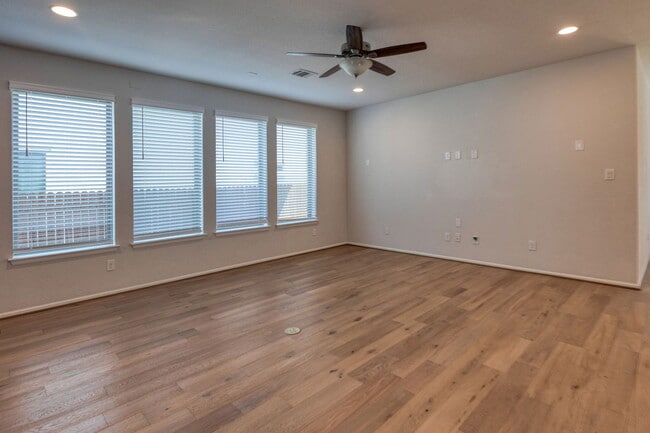 Building Photo - 125 Rangel Dr