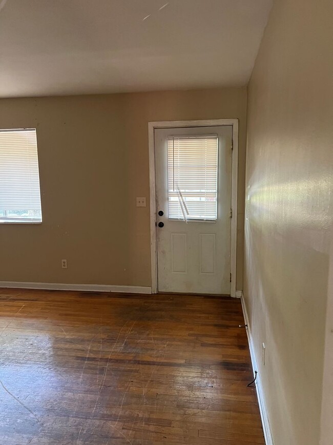 Building Photo - Cozy 3 Bedroom 1.5 Bath Home Available in ...