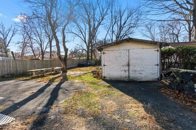 Building Photo - 336 W Palisade Ave