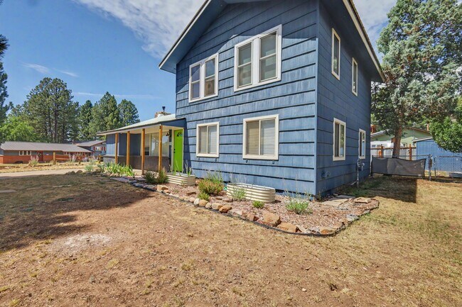 Building Photo - 305 Mesa Dr