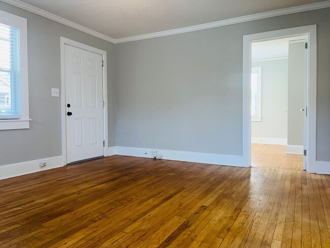Building Photo - Adorable cottage style home with large fenced in backyard near Downtown Lagrange! Must see!