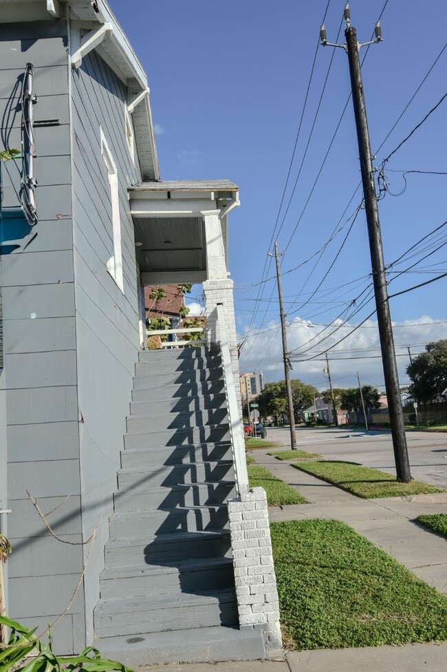 Building Photo - 807 7th St