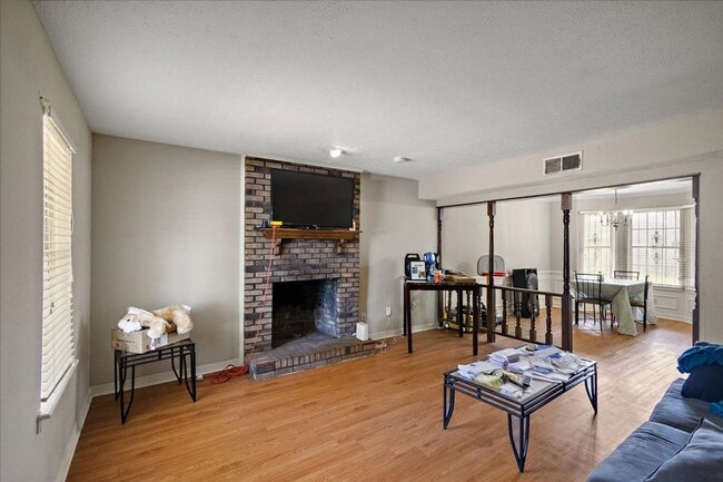 Building Photo - Just renovated 2 bed 1.5 bath townhome