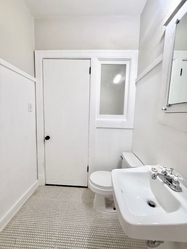 Building Photo - Unique Upstairs Studio w/ Hardwoods in Vintage 1920's Complex