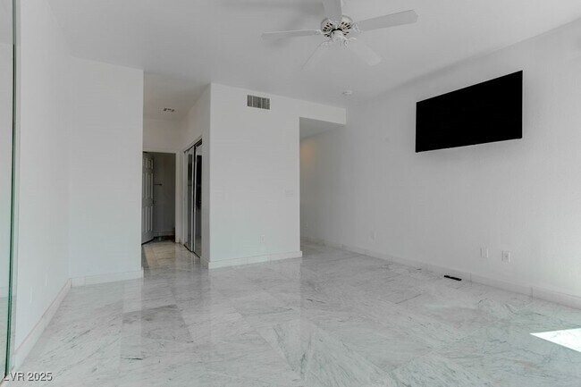 Building Photo - 8953 Diamond Falls Dr