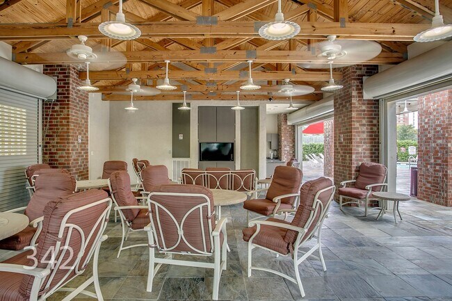 Building Photo - 600 13th St E