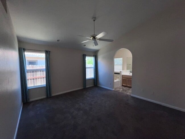 Building Photo - Beautifully maintained Elk Grove home with...