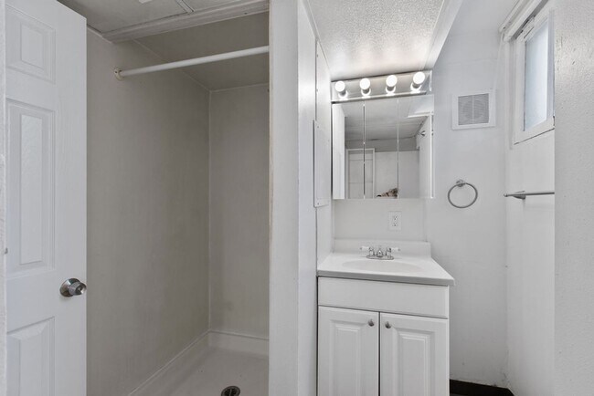 Building Photo - 1615 11th Ave