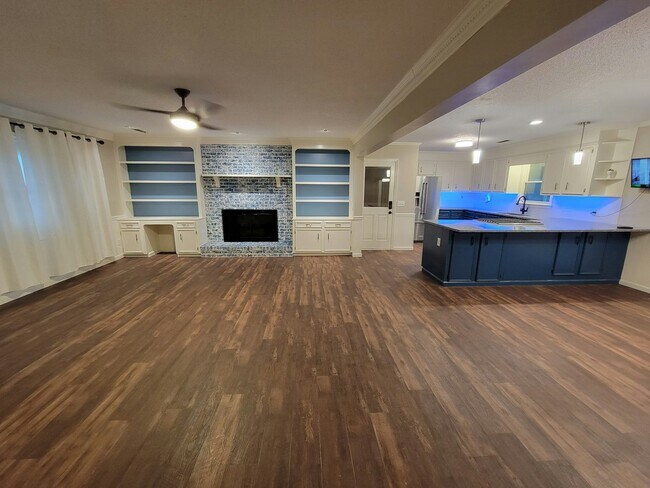 Building Photo - 741 Longwood Dr