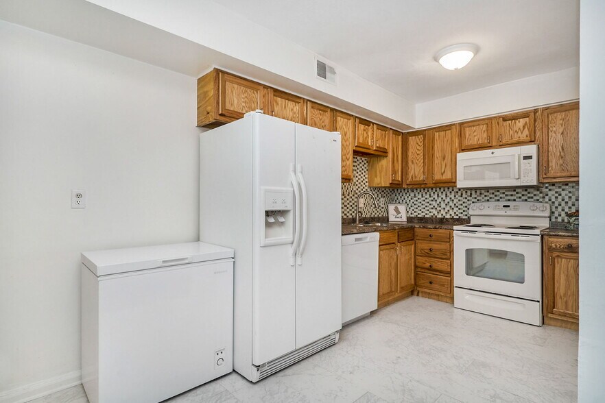 Building Photo - 5213 Clover Hill Dr